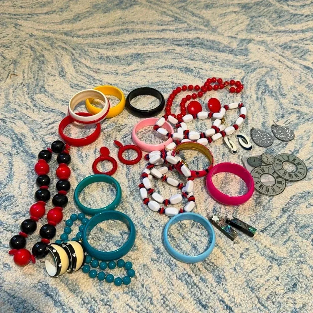 Bundle 30 piece 80s vintage jewelry, set neck, necklaces bracelets and earrings - Picture 1 of 2
